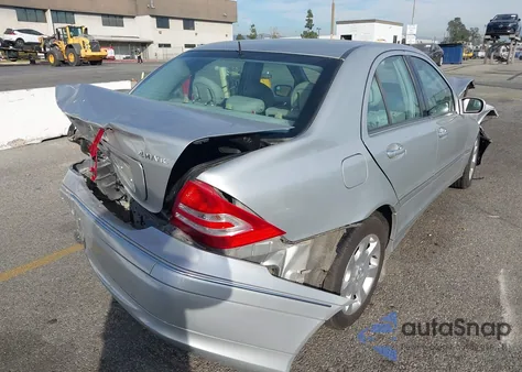 2005 Mercedes-Benz C 240 Luxury 4Matic z USA, uszkodzony, nr VIN WDBRF81JX5F677121